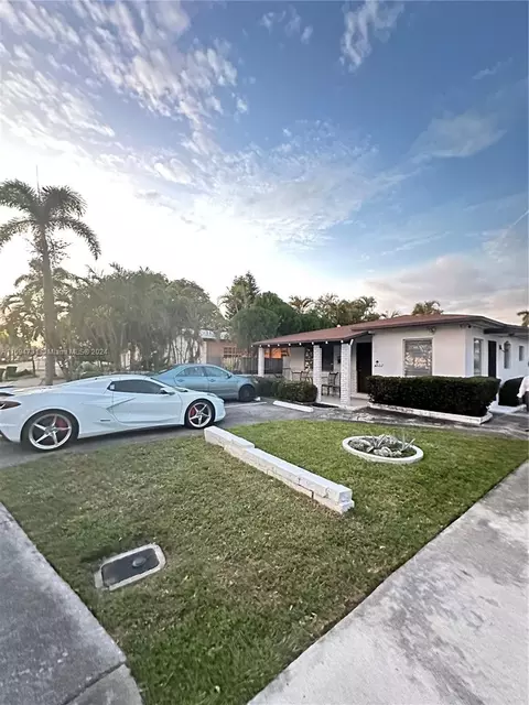 809 NE 2nd St, Hallandale Beach, FL 33009