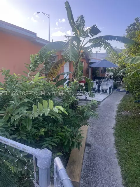 990 SE 4th St, Hialeah, FL 33010