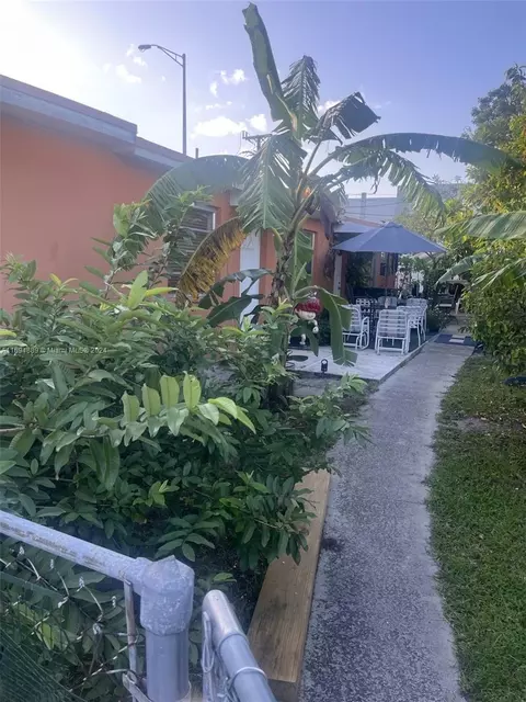 990 SE 4th St, Hialeah, FL 33010