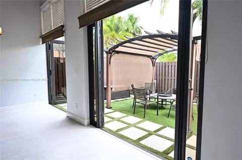 1186 N University Dr, Plantation, FL 33322
