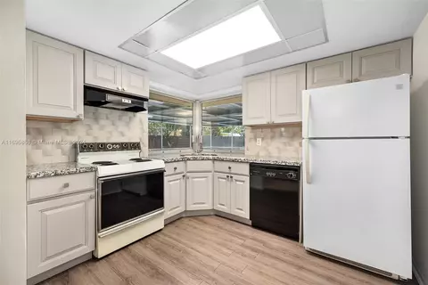 4490 NW 17th Ter, Oakland Park, FL 33309