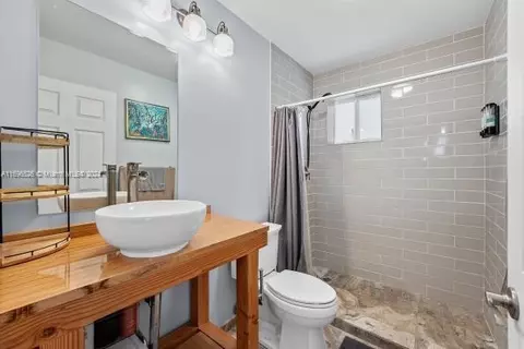 Bath - 520 E 33rd St, Hialeah, FL 33013 photo 2 of 2