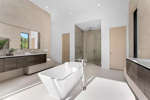 Bath - 11501 SW 67th Ave, Pinecrest, FL 33156 photo 3 of 5
