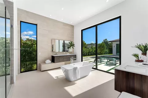 Bath - 11501 SW 67th Ave, Pinecrest, FL 33156 photo 2 of 5