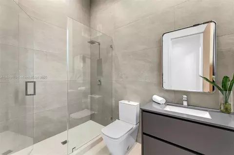 Bath - 11501 SW 67th Ave, Pinecrest, FL 33156 photo 4 of 5