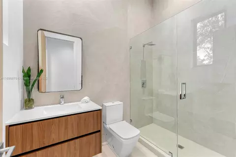 Bath - 11501 SW 67th Ave, Pinecrest, FL 33156 photo 5 of 5