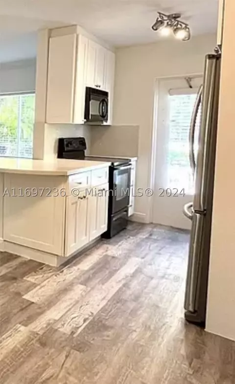 95 Edgewater Dr #106, Coral Gables, FL 33133