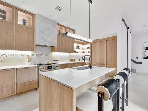 215 Zoe Way #215, Miami Beach, FL 33141