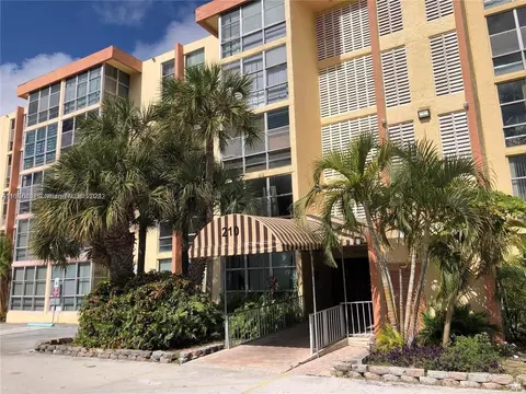 210 172 St #423, Sunny Isles Beach, FL 33160