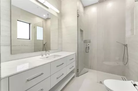 Bath - 9050 SW 63rd Ct, Pinecrest, FL 33156 photo 7 of 9