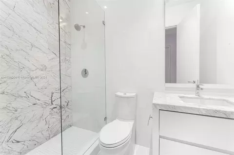 Bath - 9050 SW 63rd Ct, Pinecrest, FL 33156 photo 5 of 9