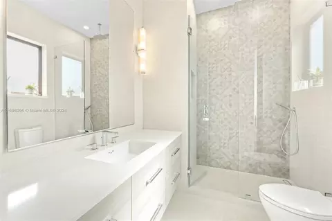 Bath - 9050 SW 63rd Ct, Pinecrest, FL 33156 photo 4 of 9