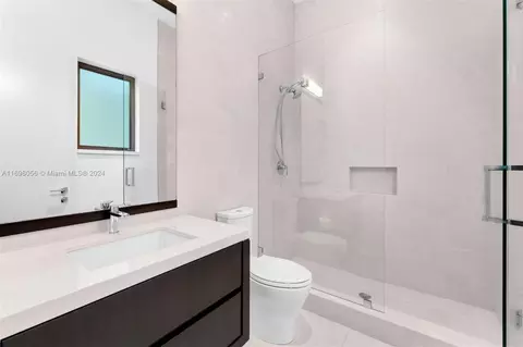 Bath - 9050 SW 63rd Ct, Pinecrest, FL 33156 photo 8 of 9