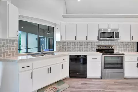 710 Bluebird Ln, Plantation, FL 33324