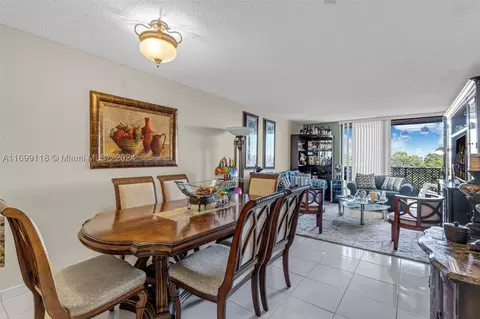 9686 Fontainebleau Blvd #409, Miami, FL 33172