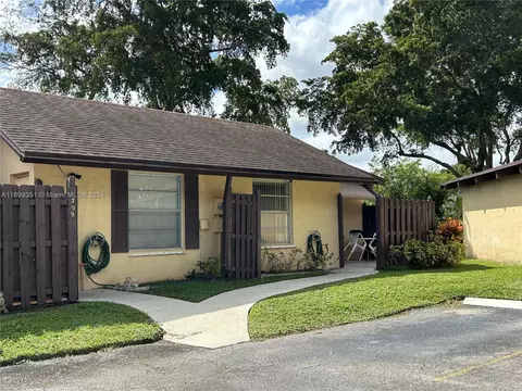 311 Briarwood Cir #18-V4, Hollywood, FL 33024