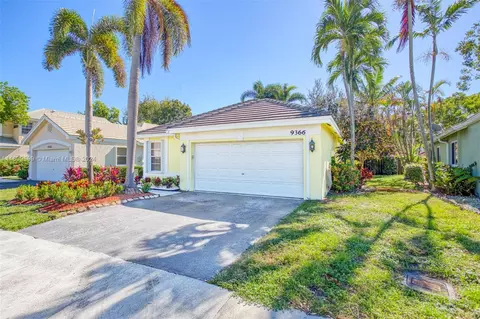 9366 Arborwood Cir, Davie, FL 33328