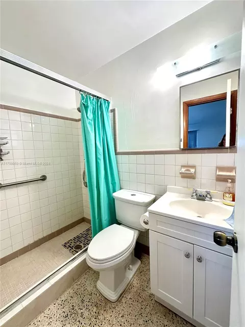 Bath - 480 W 37th St, Hialeah, FL 33012 photo 7 of 7
