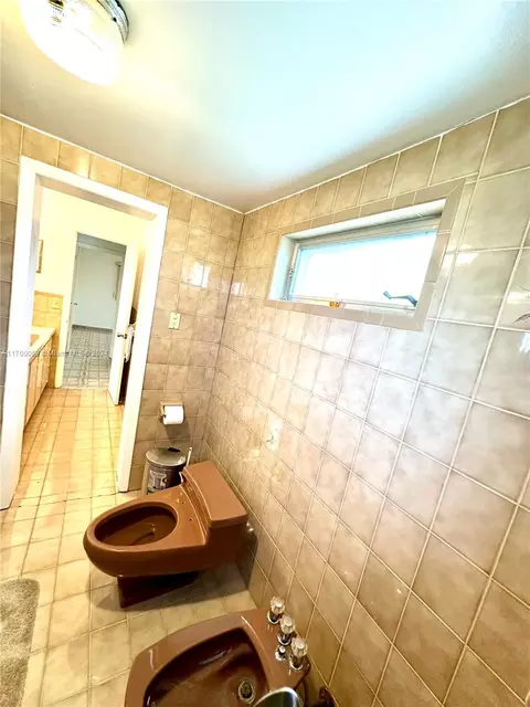 Bath - 480 W 37th St, Hialeah, FL 33012 photo 6 of 7