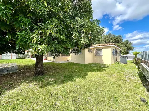 Exterior - 480 W 37th St, Hialeah, FL 33012 photo 5 of 11