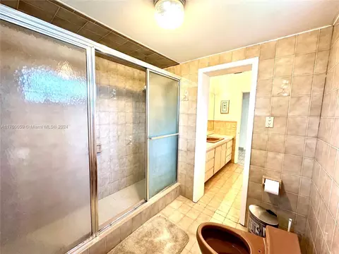 Bath - 480 W 37th St, Hialeah, FL 33012 photo 5 of 7