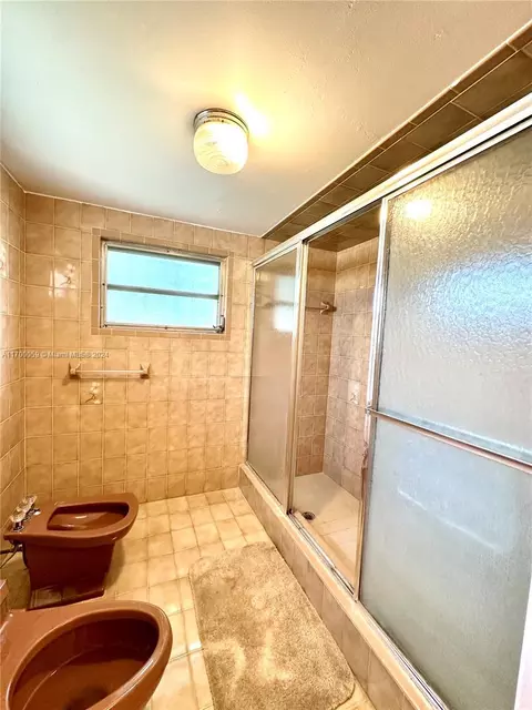 Bath - 480 W 37th St, Hialeah, FL 33012 photo 3 of 7