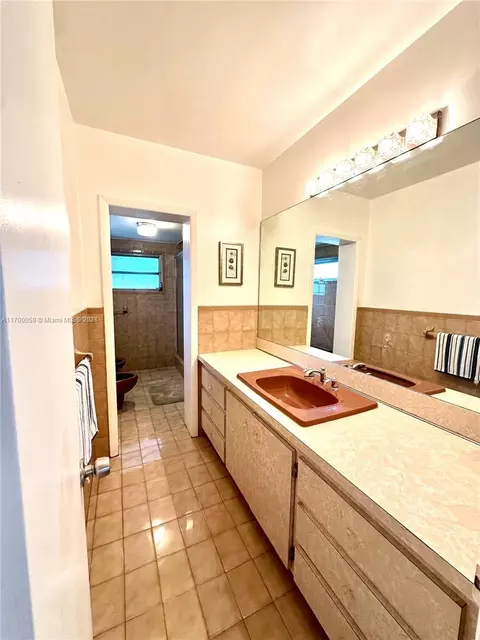 Bath - 480 W 37th St, Hialeah, FL 33012 photo 2 of 7