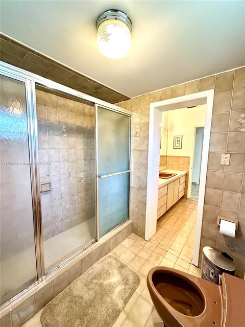 Bath - 480 W 37th St, Hialeah, FL 33012 photo 4 of 7