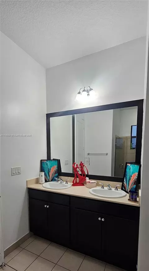 Bath - 3218 W 97th Ter, Hialeah, FL 33018 photo 1 of 4
