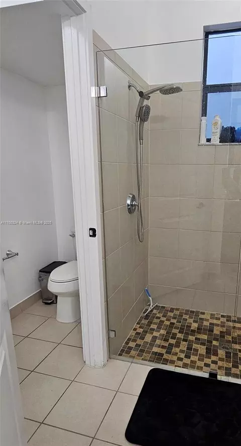 Bath - 3218 W 97th Ter, Hialeah, FL 33018 photo 2 of 4