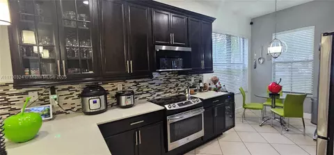 Kitchen - 3218 W 97th Ter, Hialeah, FL 33018 photo 4 of 4