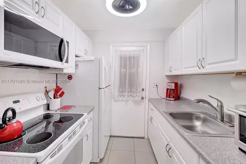 17090 NE 14th Ave #304, North Miami Beach, FL 33162