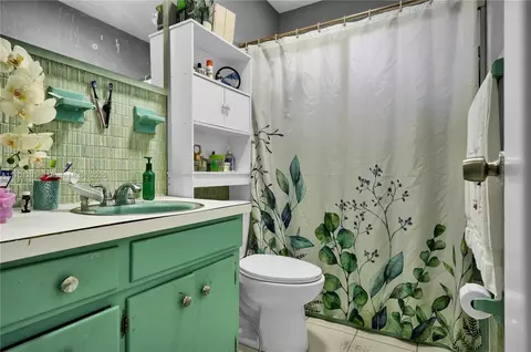 Bath - 75 W 36th Pl, Hialeah, FL 33012 photo 1 of 1
