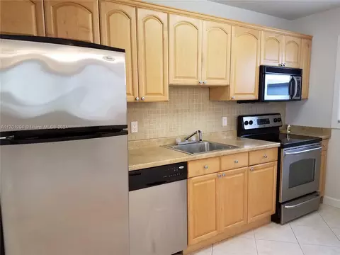 415 NE 2nd St #209, Hallandale Beach, FL 33009