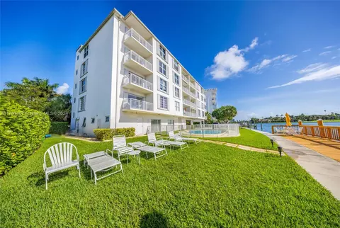 9270 W Bay Harbor Dr #5D, Bay Harbor Islands, FL 33154