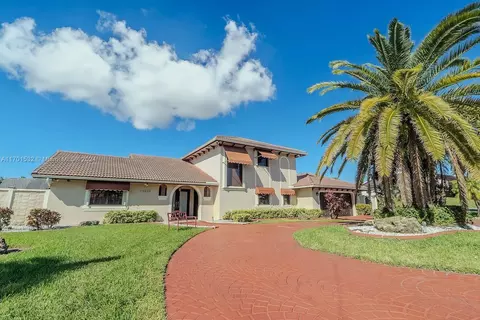 19620 E Oakmont Dr, Hialeah, FL 33015