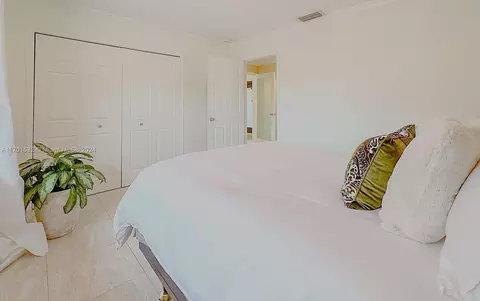 19620 E Oakmont Dr, Hialeah, FL 33015 photo 22