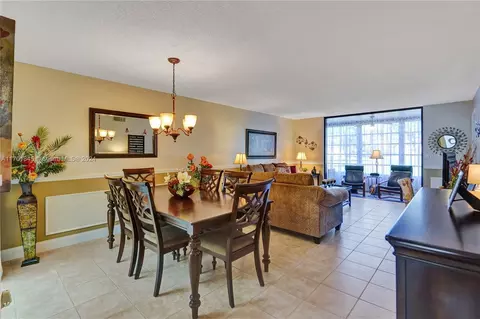 9330 Sunrise Lakes Blvd #109, Sunrise, FL 33322