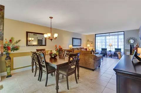 9330 Sunrise Lakes Blvd #109, Sunrise, FL 33322