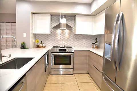 Kitchen - 6435 Windmill Gate Rd, Miami Lakes, FL 33014 photo 4 of 6