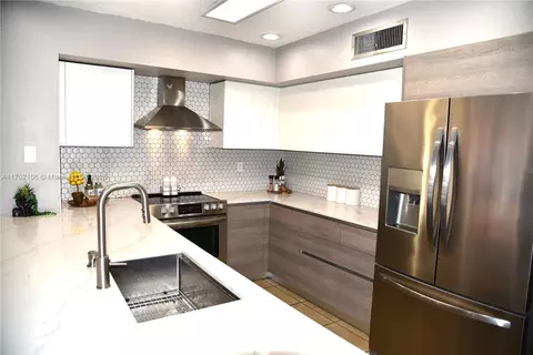 Kitchen - 6435 Windmill Gate Rd, Miami Lakes, FL 33014 photo 5 of 6