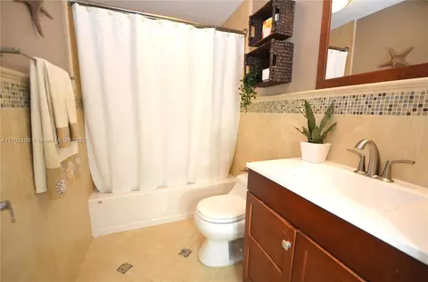 Bath - 6435 Windmill Gate Rd, Miami Lakes, FL 33014 photo 3 of 3