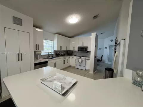 Undisclosed, Miami, FL 33196 photo 13
