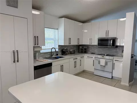 Undisclosed, Miami, FL 33196 photo 4