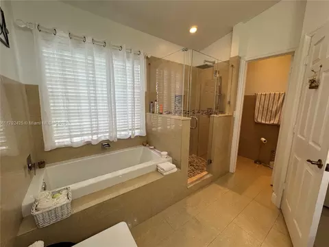 Undisclosed, Miami, FL 33196 photo 6