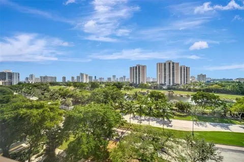 20500 W Country Club Dr #817, Aventura, FL 33180