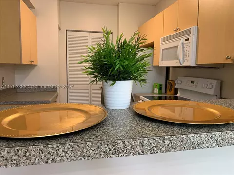 8040 N Nob Hill Rd #207, Tamarac, FL 33321