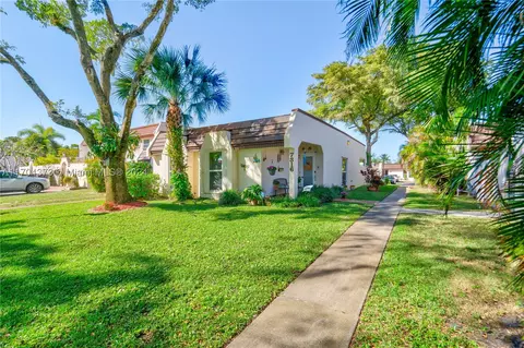 7316 Twin Sabal Dr, Miami Lakes, FL 33014