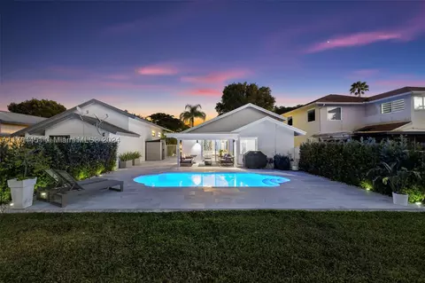 533 Lakeside Cir, Sunrise, FL 33326