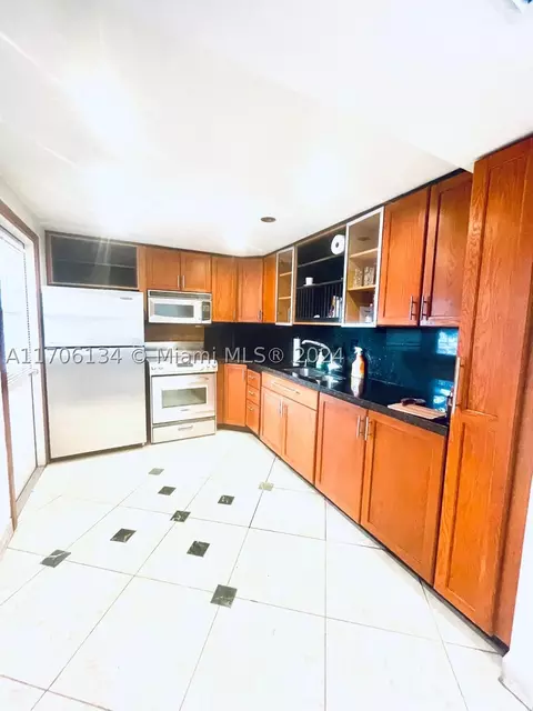 1501 NE 191st St #C204, Miami, FL 33179